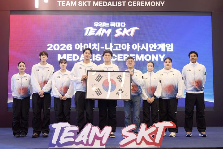 [서울=뉴시스]7일 서울 SKT타워에서 열린 '메달리스트 세리머니'에서 'Team SKT' 선수들의 사인을 담은 '국민응원 태극기' 액자를 정재헌 SK텔레콤 CEO에게 전달하고 있는 모습. 왼쪽부터 펜싱 송세라, 도경동, 전하영, 오상욱, 농구 에디 다니엘 선수, 정재헌 CEO, 근대5종 신수민, 역도 박혜정, 육상 나마디 조엘진 선수. (사진=SKT 제공) *재판매 및 DB 금지