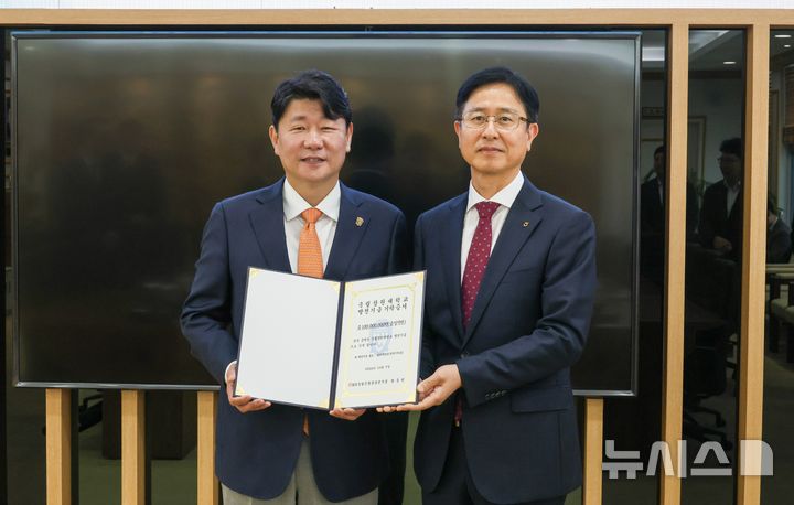 [창원=뉴시스]7일 국립창원대 대학본부에서 NH농협은행 권동현(오른쪽) 경남본부장이 박민원 총장에게 대학발전기금 1억원 기탁증서를 전달하고 있다.(사진=국립창원대 제공) 2026.10.07. photo@newsis.com