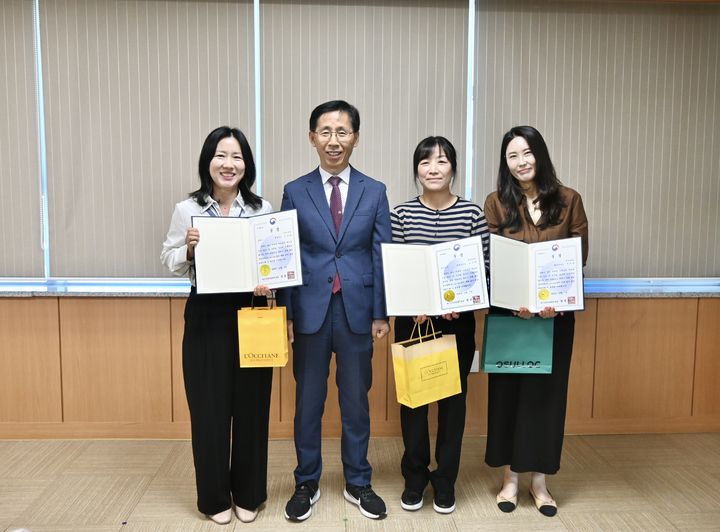 [대구=뉴시스] 대구경북지방병무청은 7일 '하반기 자체 제안 경진대회(My job idea)'를 열고 우수 제안을 낸 직원 3명을 포상했다. (사진=대구경북지방병무청 제공) 2026.10.07. photo@newsis.com *재판매 및 DB 금지