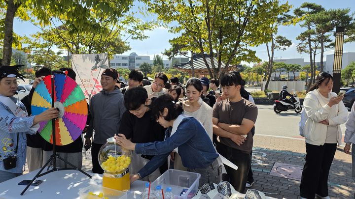 [남원=뉴시스] 7일 전북대학교에서 남원시의 제34회 흥부제 현장홍보가 진행 중이다. (사진=남원시 제공) 2026.10.07. photo@newsis.com&nbsp; *재판매 및 DB 금지