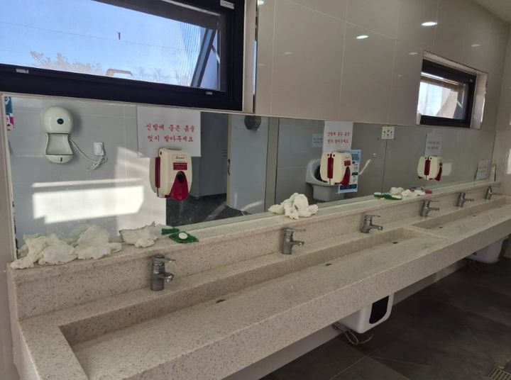 [서울=뉴시스] 꽃 축제장 여자 화장실 세면대 위에 사용한 휴지가 버려져 있는 모습이 사회관계망서비스(SNS)에 공개됐다. (사진=스레드(Treads) 캡처)
