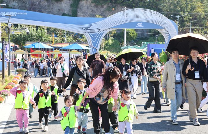 [여수=뉴시스] 7일 오전 2026여수세계섬박람회장 재개장에 맞춰 관람객이 입장하고 있다. (사진=조직위 제공) 2026.10.07. photo@newsis.com *재판매 및 DB 금지