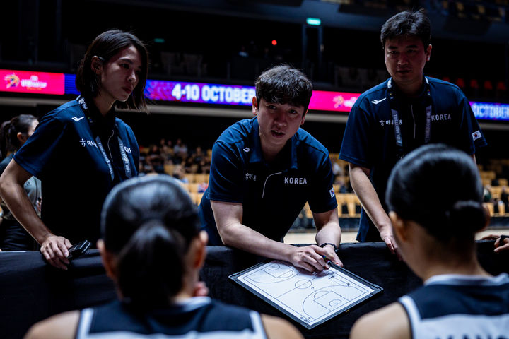 [서울=뉴시스] 한국 18세 이하(U-18) 여자 농구 대표팀의 이영현 감독. (사진=대한민국농구협회 제공)
