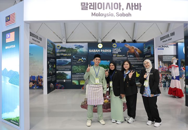 [여수=뉴시스] 7일 오전 2026여수세계섬박람회장이 재개장한 가운데 국제교류섬 전시관 중 말레이시아, 사바 관계자들이 사진촬영하고 있다. (사진=조직위 제공) 2026.10.07. photo@newsis.com *재판매 및 DB 금지