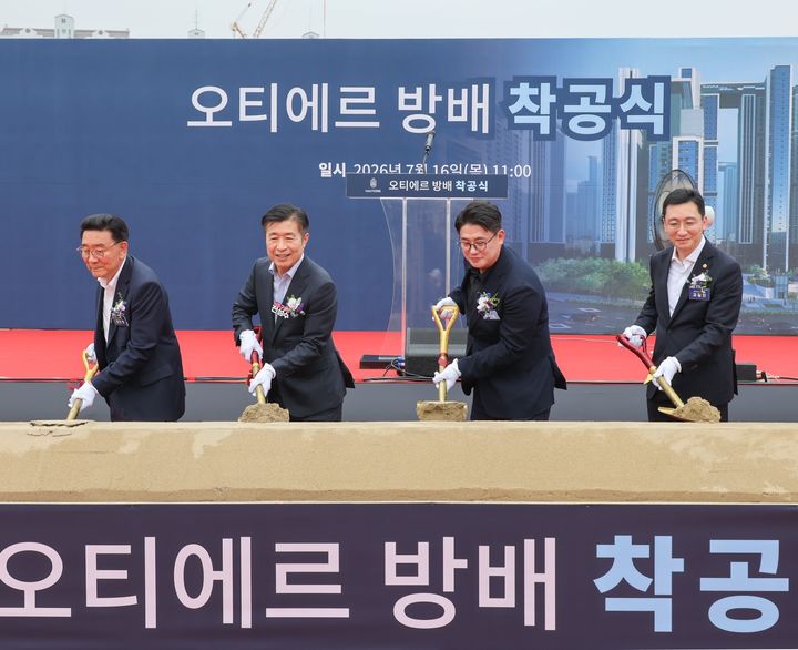 [서울=뉴시스] 전성수 서초구청장(왼쪽에서 두 번째)이 7월16일 방배신동아(오티에르 방배) 착공식에서 참석자들과 삽으로 흙을 뜨고 있다. (사진=서초구 제공) 2026.07.16. photo@newsis.com *재판매 및 DB 금지