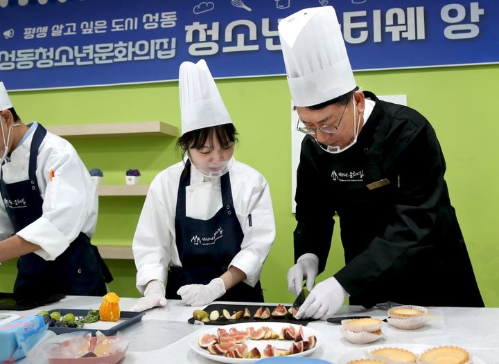 [서울=뉴시스]성동청소년문화의집 요리 수업 보조강사로 근무중인 유보화 성동구청장. (사진=성동구 제공) 2026.10.07. photo@newsis.com *재판매 및 DB 금지