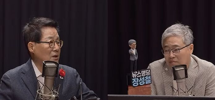 [서울=뉴시스] 박지원 더불어민주당 의원이 유튜브 채널 '장성철의 뉴스명당'에 출연해 조희대 대법원장의 법인카드 사용 내역과 대법관 장기 미임명 문제를 비판하고 있다. (사진=유튜브 'YTN 라디오' 화면 캡처) 2026.10.07.