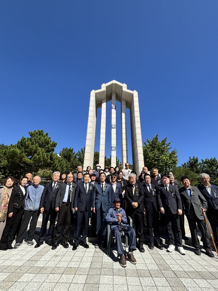 [안동=뉴시스] 7일 영덕 삼사해상공원 내 이북도민 망향탑에서 '제30회 경북지역 이북도민 합동망향제'가 열려 참석자들이 기념사진을 찍고 있다. (사진=경북도 제공) 2026.10.07. photo@newsis.com *재판매 및 DB 금지