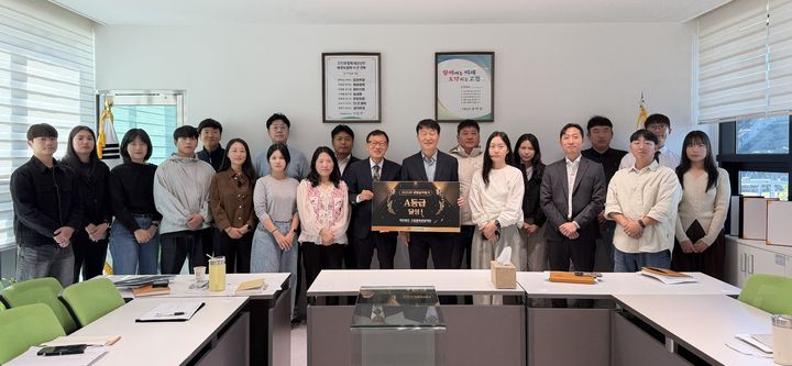 [고창=뉴시스] 고창문화관광재단 조창환 상임이사 등 관계자들이 경영실적평가 A등급 인증서와 함께 기념사진을 찍고 있다. *재판매 및 DB 금지