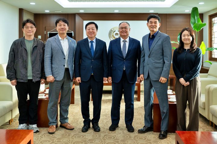 [대전=뉴시스] 민병권 대전청년내일재단 대표이사 방문 기념촬영. (사진=충남대 제공) 2026.10.07. photo@newsis.com *재판매 및 DB 금지