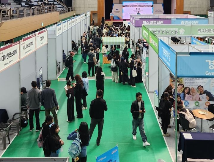 [안동=뉴시스] 7일 경일대 체육관에서 '2026 경상북도 외국인 유학생 취업박람회'가 열리고 있다. (사진=경북도 제공) 2026.10.07. photo@newsis.com *재판매 및 DB 금지