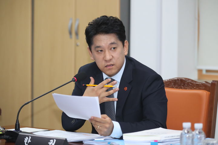 [제주=뉴시스] 한권 제주도의원이 7일 오전 열린 제455회 제주도의회(임시회) 미래경제산업위원회 행정사무감사에서 질의하고 있다. (사진=제주도의회 제공) 2026.10.07. photo@newsis.com *재판매 및 DB 금지