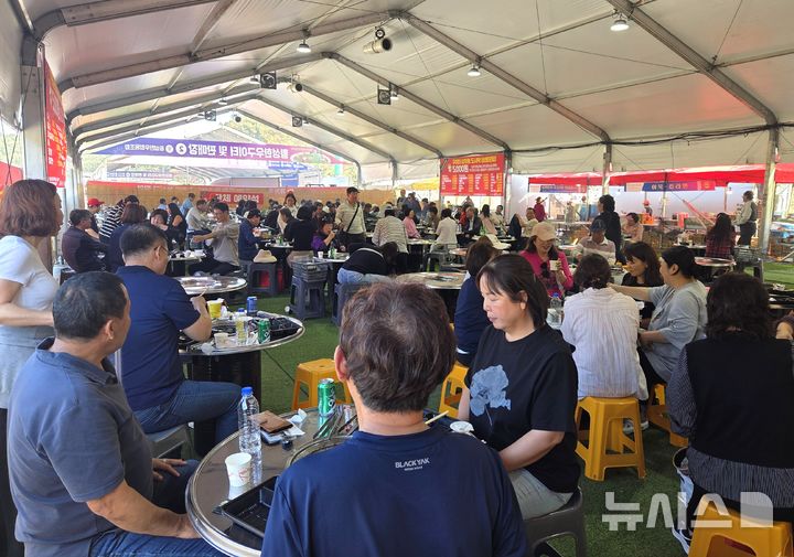 [횡성=뉴시스] 이덕화 기자 = 7일 강원 횡성군 대표축제인 '제22회 횡성한우축제'가 열린 가운데 한우구이터가 방문객들로 북새통을 이루고 있다. 2026.10.07. wonder8768@newsis.com