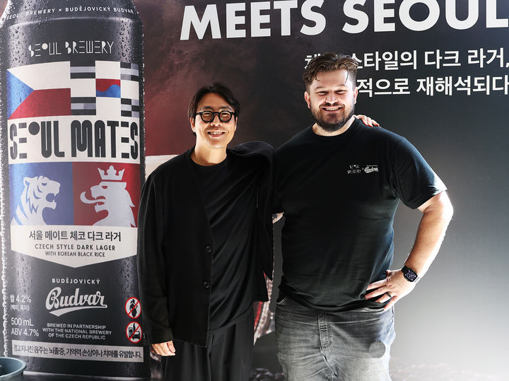 부드바르 홍보대사 라딤 자노벡(우)과 서울브루어리 이수용대표(좌) (사진 = 서울브루어리 제공) *재판매 및 DB 금지