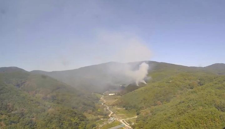 [진주=뉴시스] 경남 진주시 명석면 남성리 야산 산불. (사진=산림청 제공) 2026.10.07. photo@newsis.com *재판매 및 DB 금지