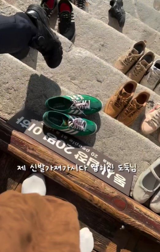 [서울=뉴시스] 수원 행궁동 화홍문에서 신발을 도둑맞을뻔한 사람의 사연이 전해졌다. (사진=스레드 캡처 @hello_namuu)