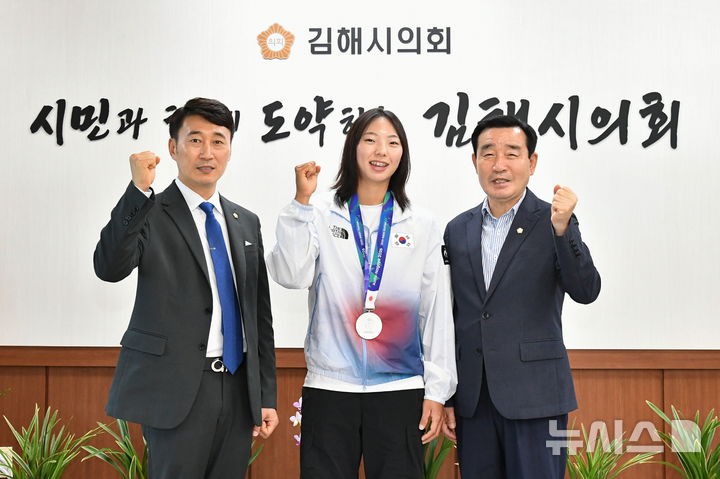 [김해=뉴시스] 경남 김해시의회 선민주 격려. 김태호(왼쪽부터) 김해시의원, 선민주. 조종현 김해시의장. (사진=김해시의회 제공) 2026.10.07. photo@newsis.com&nbsp; 