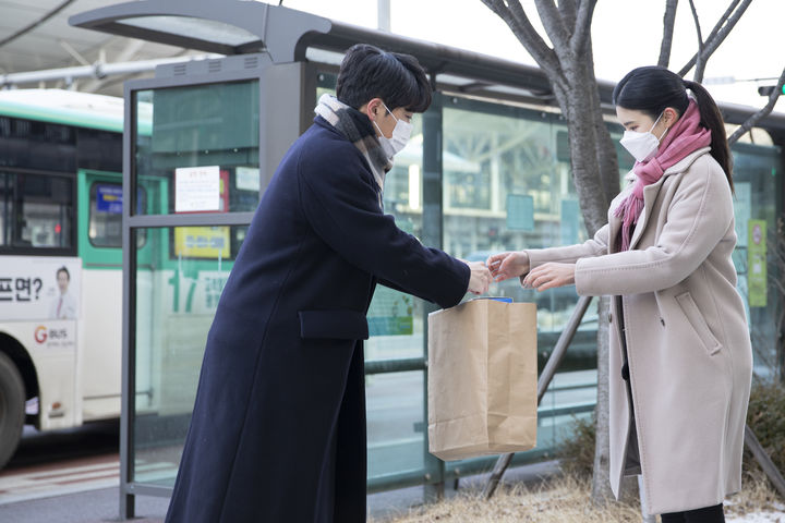 [서울=뉴시스] 중고거래 과정에서 거래 장소 설정과 현장 가격 조정 요청을 둘러싸고 이용자 간 갈등이 나타나고 있다. (사진출처=유토이미지)