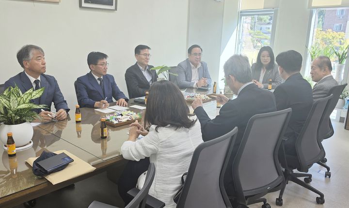 [청주=뉴시스] 충북도의회 교육위원회 소속 도의원들이 7일 충북초중등사립학교법인협의회 관계자들과 감담회를 하고 있다. (사진=충북도의회 제공) 2026.10.07. photo@newsis.com&nbsp; *재판매 및 DB 금지