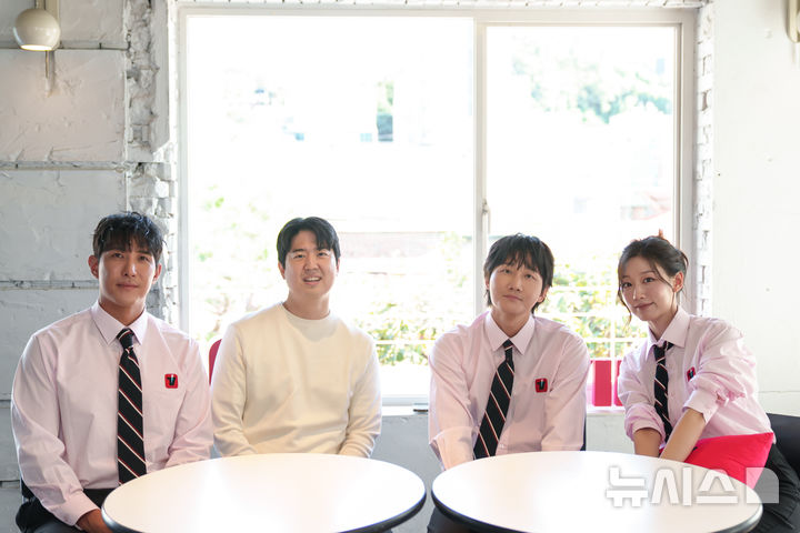 [서울=뉴시스]7일 티빙 '원수는 외야석에서' 인터뷰가 서울 서대문구의 한 카페에서 열렸다. 이기연 PD, 황재균, 예인, 이용진 등이 참석했다.(사진=티빙 제공) 2026.10.07. photo@newsis.com 