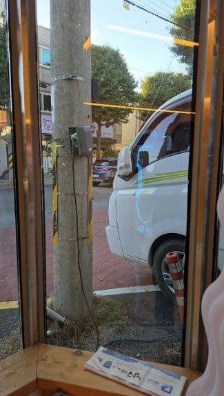 [서울=뉴시스] 길가 전봇대에 전기차를 연결해 충전하는 모습이 포착됐다. (사진 출처=스레드 캡처)