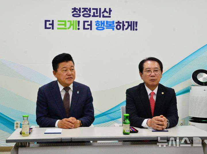 [괴산=뉴시스] 서주영 기자 = 신용한 충북지사가 7일 괴산군청 브리핑룸을 찾아 기자들과 얘기나누고 있다. 2026.10.07. juyeong@newsis.com *재판매 및 DB 금지