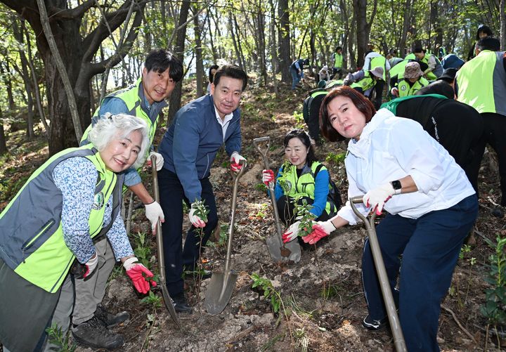 [울산=뉴시스] 7일 임현철 울산 남구청장과 이양임 남구의회 의장이 남산사거리 일원에서 자연보호 중앙연맹 울산남구협의회 회원들과 함께 진달래 묘목을 심고 있다. (사진=울산 남구 제공) 2026.10.07. photo@newsis.com *재판매 및 DB 금지