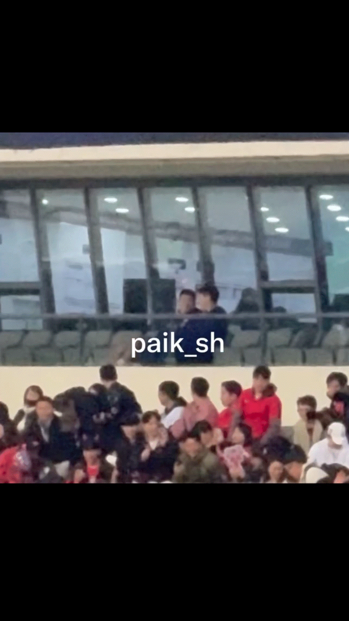 [서울=뉴시스] 축구 국가대표 김민재와 송범근이 지난 6일 용인미르스타디움에서 열린 한국과 우즈베키스탄의 국가대표 친선경기 중 관중석에서 파도타기 응원에 참여하고 있다. (사진=SNS 갈무리)