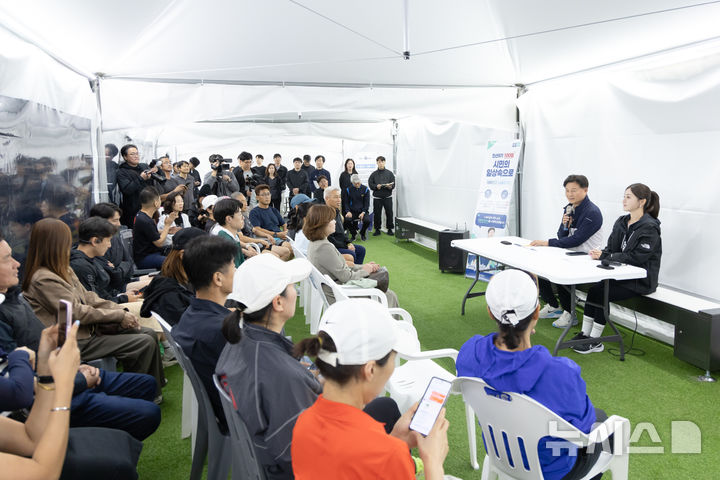 [부천=뉴시스] 조용익 경기 부천시장이 시민들과 함께 민선9기 주요 공약 현장을 점검하고 있다. (사진=부천시 제공) 2026.10.07. photo@newsis.com