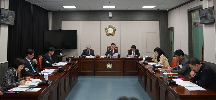 태백시의회는 7일 시의회 위원회실에서 경제과·기획감사과·국가정책과·총무과·문화관광과·교통과·보건과에 대한 의원간담회를 개최하고 있다.(사진=태백시의회 제공) *재판매 및 DB 금지