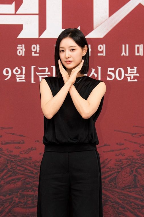 [서울=뉴시스] 배우 김지원이 7일 서울 양천구 SBS 사옥에서 열린 새 금토드라마 '닥터X: 하얀 마피아의 시대' 제작발표회에서 포즈를 취하고 있다. (사진=SBS 제공) 2026.10.07. photo@newsis.com *재판매 및 DB 금지