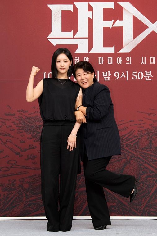 [서울=뉴시스] 배우 김지원과 이정은이 7일 서울 양천구 SBS 사옥에서 열린 새 금토드라마 '닥터X: 하얀 마피아의 시대' 제작발표회에서 포즈를 취하고 있다. (사진=SBS 제공) 2026.10.07. photo@newsis.com *재판매 및 DB 금지
