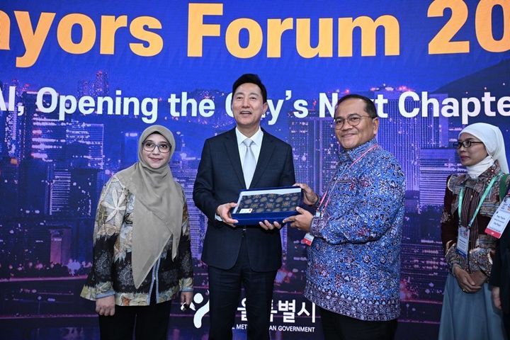 [서울=뉴시스] 오세훈 시장이 7일(수) 코엑스에서 열린 스마트라이프위크 2026 메이어스 포럼에 참석한 해외도시 시장단과 기념촬영을 하고 있다. (사진=서울시 제공) 2026.10.07. photo@newsis.com *재판매 및 DB 금지
