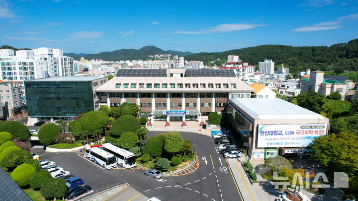 [통영=뉴시스] 신정철 기자= 행정안전부는 7일, 2021년 최초 인구감소지역 지정 당시 인구감소관심지역이었던 통영시를 부산 금정구, 경기 동두천시와 함께 인구감소지역으로 신규 편입했다.사진은 통영시청 전경.(사진=뉴시스DB).2026.10.07. sin@newsis.com