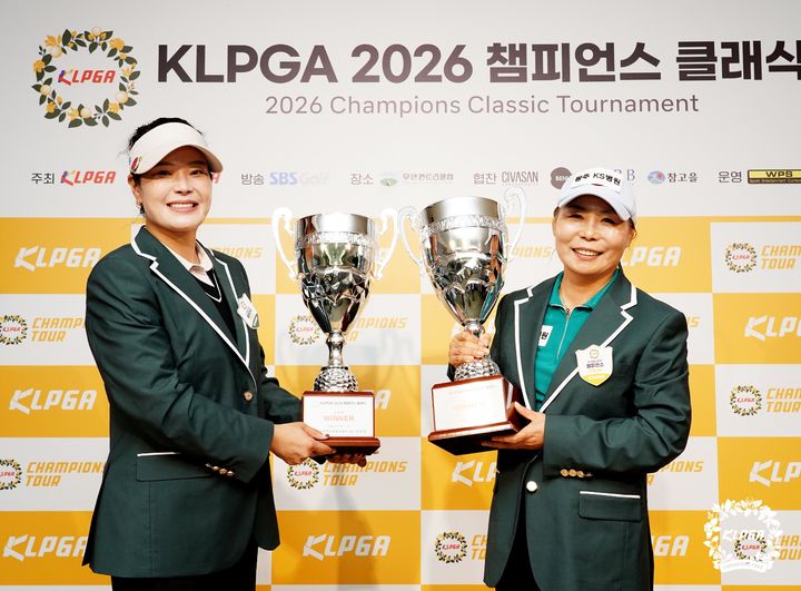 [서울=뉴시스] 한국여자프로골프(KLPGA) 챔피언스 클래식 11차전 그린부에서 우승한 최혜정(왼쪽), 골드부 정상에 오른 오미현. (사진=KLPGA 제공) *재판매 및 DB 금지