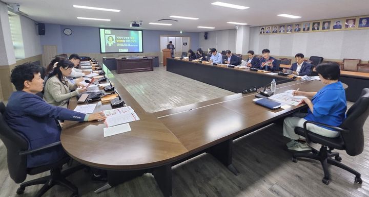 [거제=뉴시스] 신정철 기자= 경남 거제시의회 이미숙 의원(고현·장평·수양동)은 지난 6일, 거제시의회 2층 회의실에서 거제시 장평동 상권 활성화를 위한 간담회를 개최하고, 지역 상인들과 함께 침체된 상권의 활성화 방안을 모색했다.사진은 간담회 개최 모습.(사진=거제시의회 제공).2026.10.07. photo@newsis.com *재판매 및 DB 금지