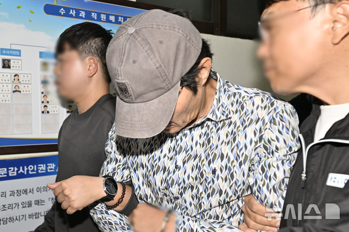 [전남광주=뉴시스] 양시원 기자 = 경찰이 나주 부부 살인사건 피의자 50대 A씨를 7일 오후 광주 동부경찰서 유치장으로 압송하고 있다. 2026.10.07 goodwirte97@newsis.com