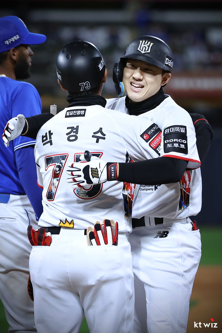 [서울=뉴시스] KT 위즈의 최원준이 7일 수원 KT위즈파크에서 벌어진 삼성 라이온즈와의 경기에서 시즌 203번째 안타를 때려내 단일 시즌 최다 안타 신기록을 수립했다. (사진 = KT 위즈 제공) 2026.10.07. *재판매 및 DB 금지