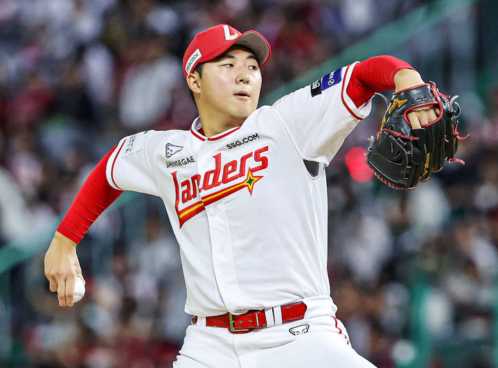 [서울=뉴시스] 프로야구 SSG 랜더스 김민준이 7일 인천 SSG랜더스필드에서 열린 2026 신한 쏠 KBO리그 NC 다이노스와의 경기에 선발 등판해 공을 던지고 있다. (사진=SSG 랜더스 제공) 2026.10.07. *재판매 및 DB 금지