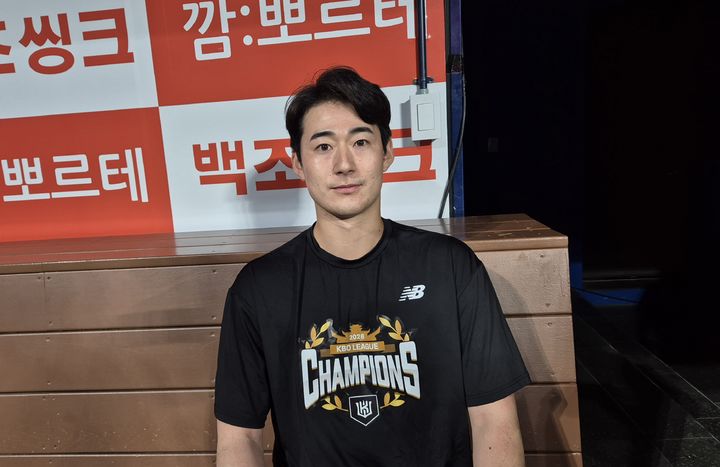 [서울=뉴시스] 문채현 기자 = 프로야구 KT 위즈 스기모토 코우키가 6일 서울 고척스카이돔에서 열린 2026 신한 쏠 KBO리그 키움 히어로즈와의 경기에 앞서 취재진과 인터뷰를 하고 있다. 2026.10.06. dal@newsis.com *재판매 및 DB 금지