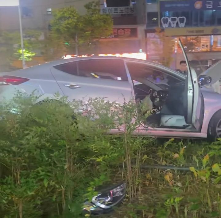 [전남광주=뉴시스] 7일 오후 10시24분께 전남광주 서구 금호동의 한 도로에서 주행 중이던 승용차 2대가 충돌해 차량 1대가 인도로 올라타 있다. (사진=SNS 캡처) 2026.10.07. photo@newsis.com *재판매 및 DB 금지