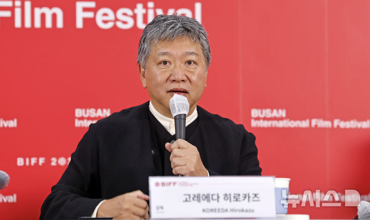 [부산=뉴시스] 김혜진 기자 = 고레에다 히로카즈 감독이 7일 부산 해운대구 영화의전당 비프힐에서 열린 제31회 부산국제영화제 갈라 프레젠테이션 '룩백' 공식 기자회견에서 인사말을 하고 있다. 2026.10.07. jini@newsis.com
