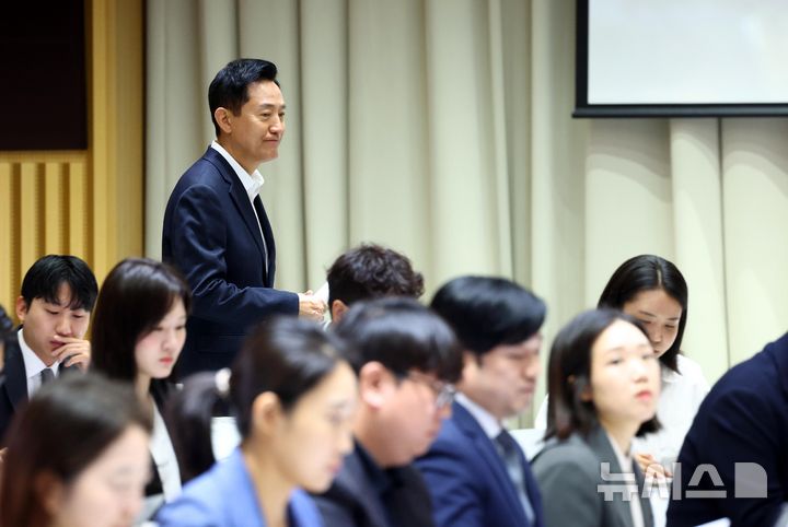 [서울=뉴시스] 전신 기자 = 오세훈 서울시장이 7일 서울 중구 서울시청에서 열린 민선9기 취임 100일 기자간담회에 입장하고 있다. 2026.10.07. photo1006@newsis.com