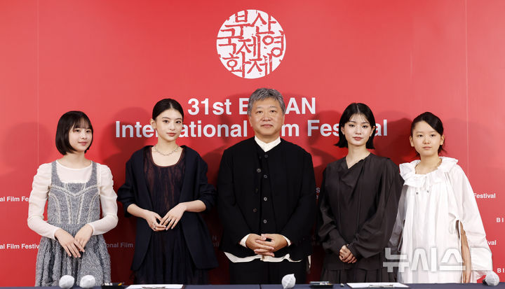 [부산=뉴시스] 김혜진 기자 = 배우 나나세 후리(왼쪽부터), 데쿠치 나츠키, 고레에다 히로카즈 감독, 마키타 아쥬, 오카다 로카가 7일 부산 해운대구 영화의전당 비프힐에서 열린 제31회 부산국제영화제 갈라 프레젠테이션 '룩백' 공식 기자회견에서 포즈를 취하고 있다. 2026.10.07. jini@newsis.com