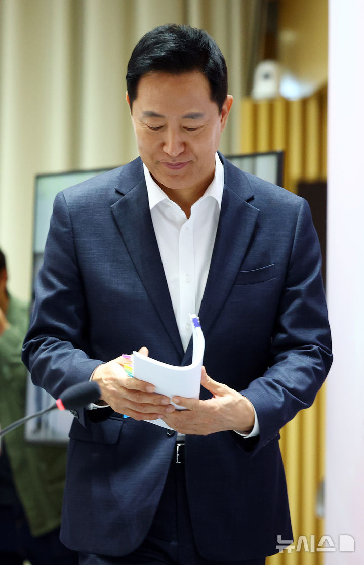 [서울=뉴시스] 전신 기자 = 오세훈 서울시장이 7일 서울 중구 서울시청에서 열린 민선9기 취임 100일 기자간담회에 입장하고 있다. 2026.10.07. photo1006@newsis.com