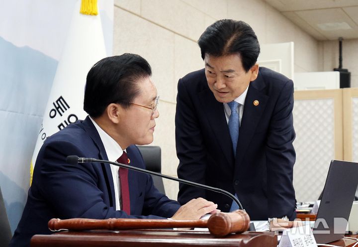 [서울=뉴시스] 박주성 기자 = 정동영 통일부 장관이 7일 오전 서울 남북회담본부에서 열린 통일부, 북한이탈주민지원재단, 남북교류협력지원협회, 민주평화통일자문회의사무처 국정감사에 앞서 송석준 국회 외교통일위원장과 대화하고 있다. 2026.10.07. park7691@newsis.com