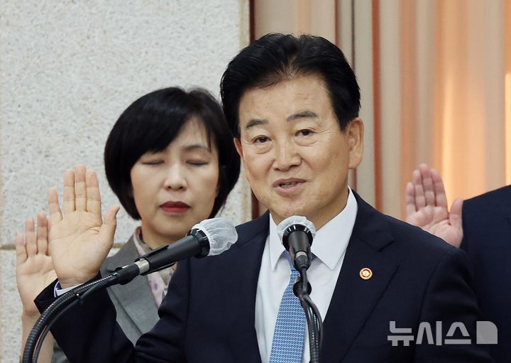 [서울=뉴시스] 박주성 기자 = 정동영 통일부 장관이 7일 오전 서울 남북회담본부에서 열린 통일부, 북한이탈주민지원재단, 남북교류협력지원협회, 민주평화통일자문회의사무처 국정감사에 출석해 증인선서를 하고 있다. 2026.10.07. park7691@newsis.com