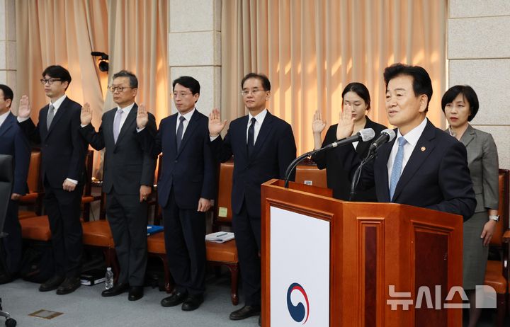 [서울=뉴시스] 박주성 기자 = 정동영 통일부 장관이 7일 오전 서울 남북회담본부에서 열린 통일부, 북한이탈주민지원재단, 남북교류협력지원협회, 민주평화통일자문회의사무처 국정감사에 출석해 증인선서를 하고 있다. 2026.10.07. park7691@newsis.com