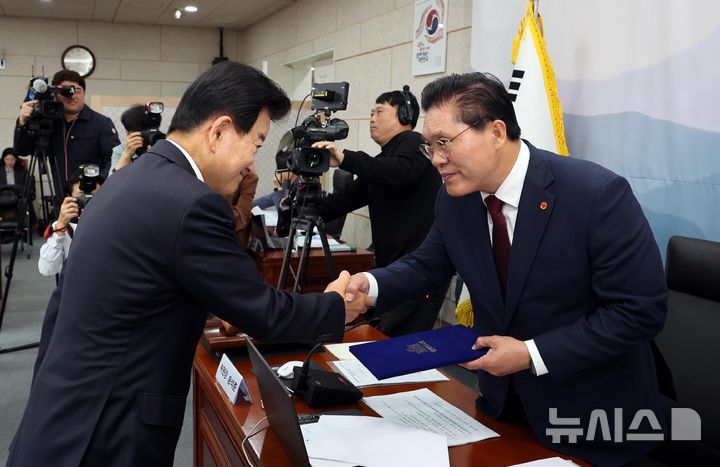 [서울=뉴시스] 박주성 기자 = 정동영 통일부 장관이 7일 오전 서울 남북회담본부에서 열린 통일부, 북한이탈주민지원재단, 남북교류협력지원협회, 민주평화통일자문회의사무처 국정감사에 출석해 증인선서 후 송석준 국회 외교통일위원장에게 증인선서문을 제출하고 있다. 2026.10.07. park7691@newsis.com