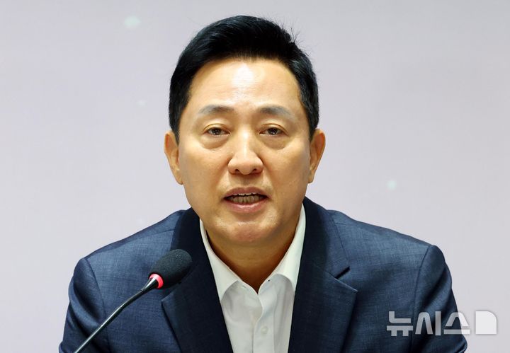 [서울=뉴시스] 전신 기자 = 오세훈 서울시장이 7일 서울 중구 서울시청에서 열린 민선9기 취임 100일 기자간담회에서 발언하고 있다. 2026.10.07. photo1006@newsis.com